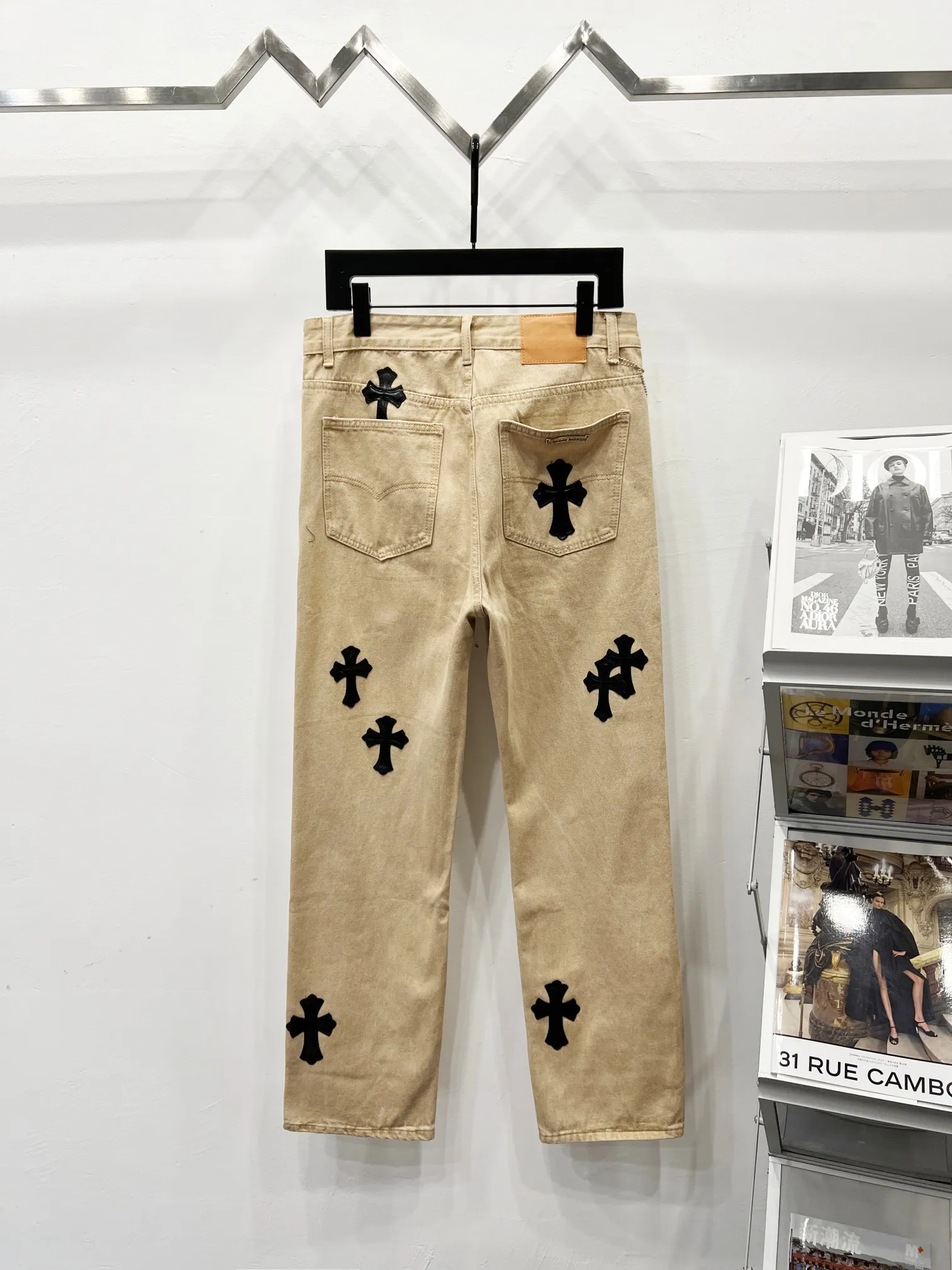 P240 Style number: (K500) Chrome hearts Angelababy's same style cross patch leather jeans workwear logging pants Chrome hearts logging pants are here! ! ! CH Croix Heart Double Knee Cross Patch Leather Bo1 Style Logging Pants Straight-leg Work Pants B136 Croix Heart Cross Sanskrit Overalls Price 24W Level, patchwork cross pattern embellishment, high-waisted washed jeans! ! Absolutely high-end luxury products, 1.9W level god-level single products, super popular products, made by top heavy industry, not to be missed. About Zangyin, this is an extremely luxurious fashion brand, which can also be called the nobles of the high street. It has always been an exclusive brand of some hipsters or rich second generation. Compared with ordinary high streets, it is more luxurious and noble. Compared with luxury brands, it has a more fashionable personality and has always been a brand that I have a special liking for. Imported yarn is custom-woven into a high-density twill canvas, which ensures a crisp silhouette while also making the fabric feel very delicate. It follows the B01 classic silhouette, with a crisp and stylish upper body. The ready-made garments are stone-ground and fermented and can be matched with any style. Buttons and zinc are washed with genuine YKK retro metal products. Double-layered canvas on the front. Perfect details. All hardware is perfect. Size: s-XXL Color: Gray